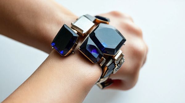 Découvrez les atouts d'un bracelet menotté femme audacieux